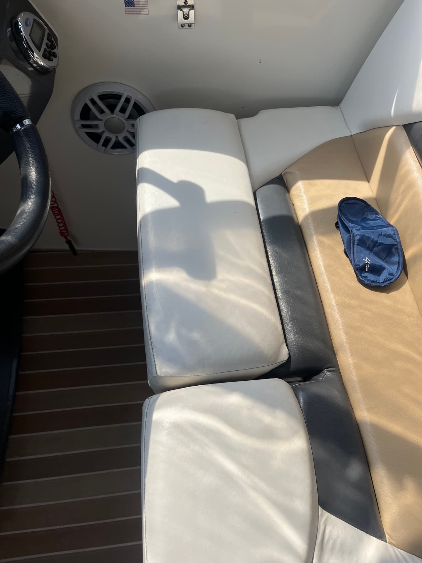 Banquette et surfaces intérieures d’un bateau