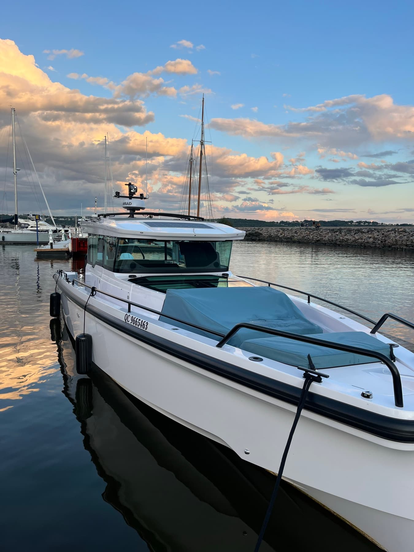 Bateau blanc propre à la marina au coucher du soleil