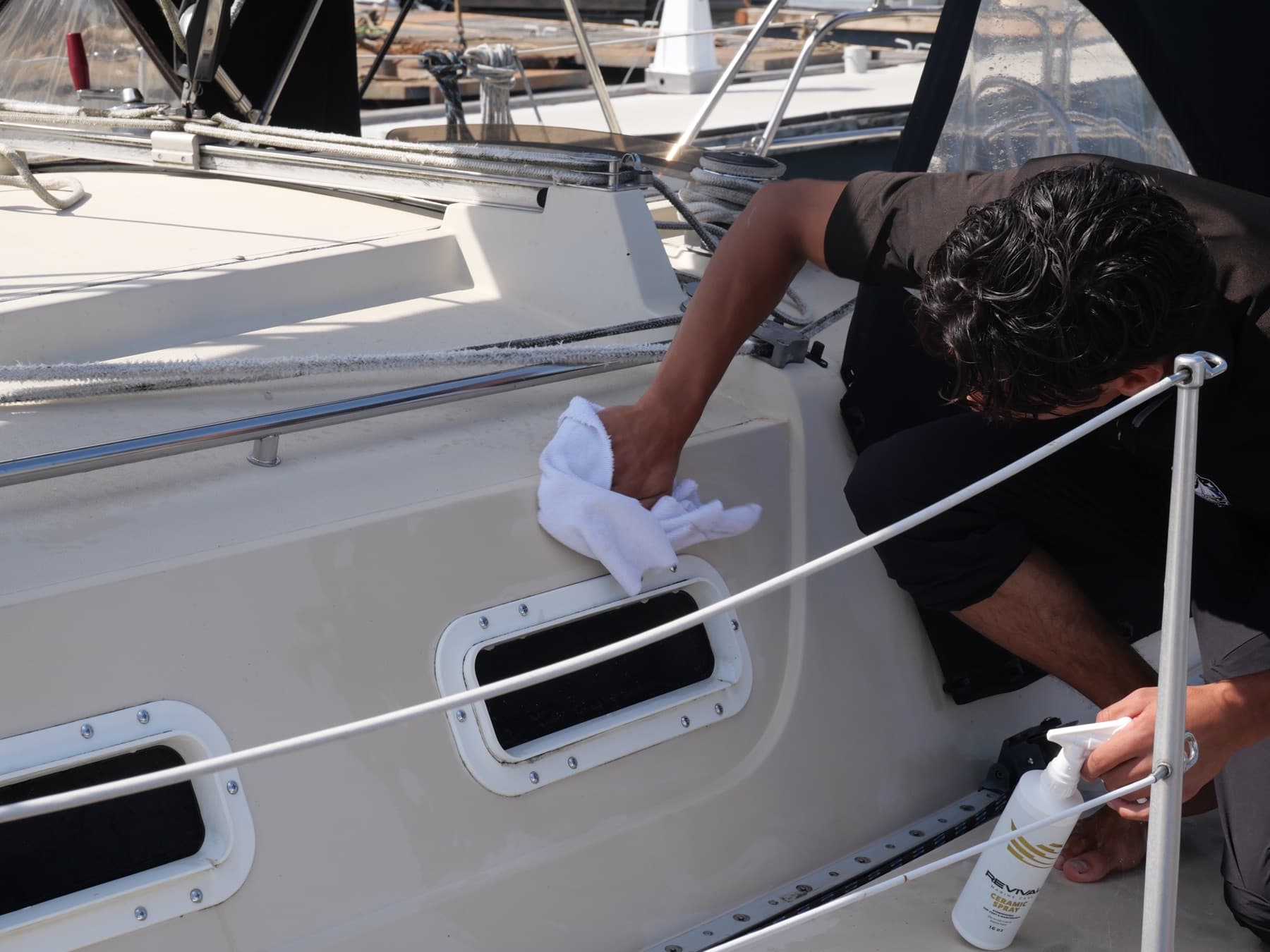 Nettoyage manuel de l’extérieur d’un bateau à la marina