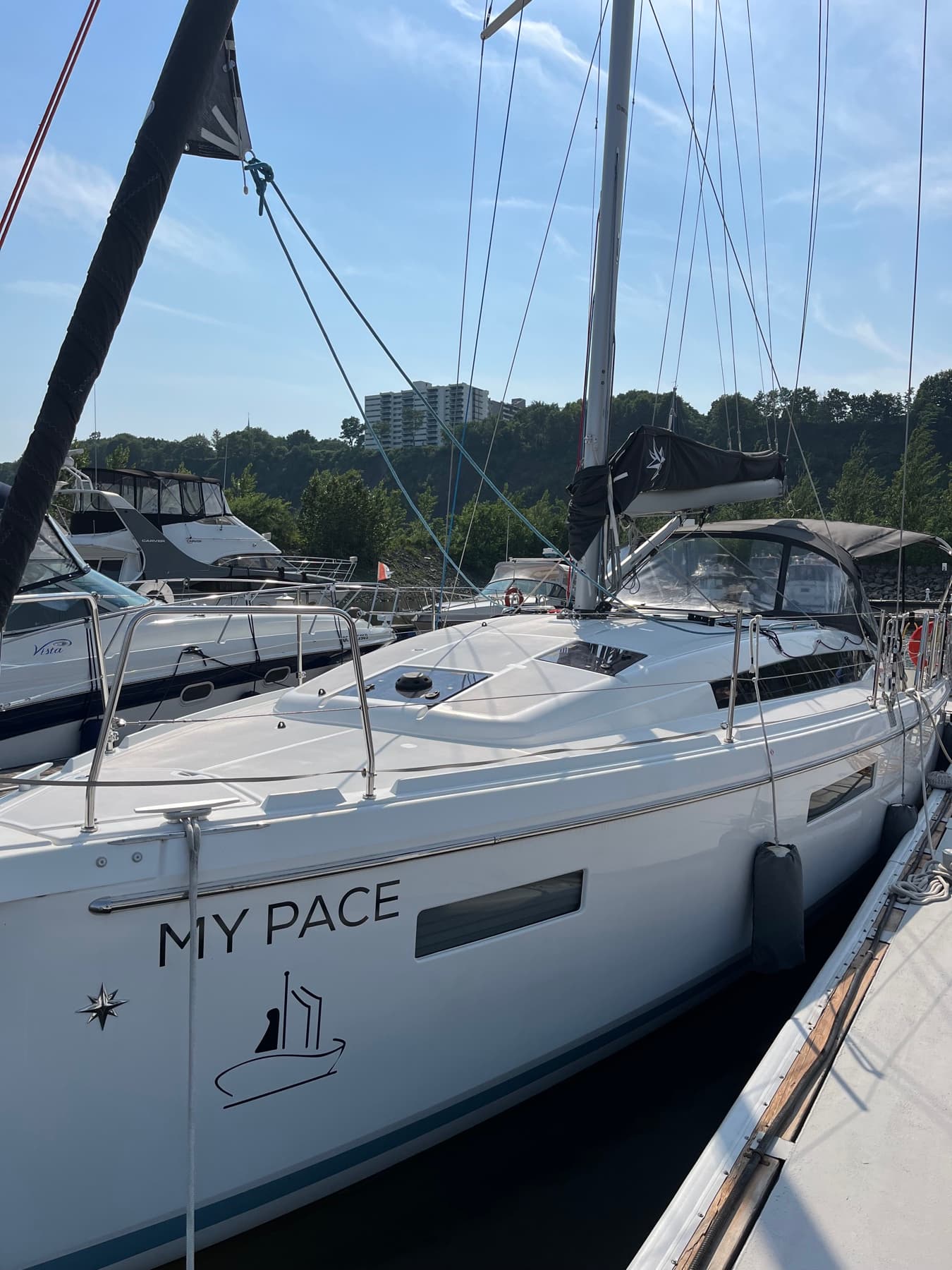 Extérieur propre d’un voilier blanc à quai