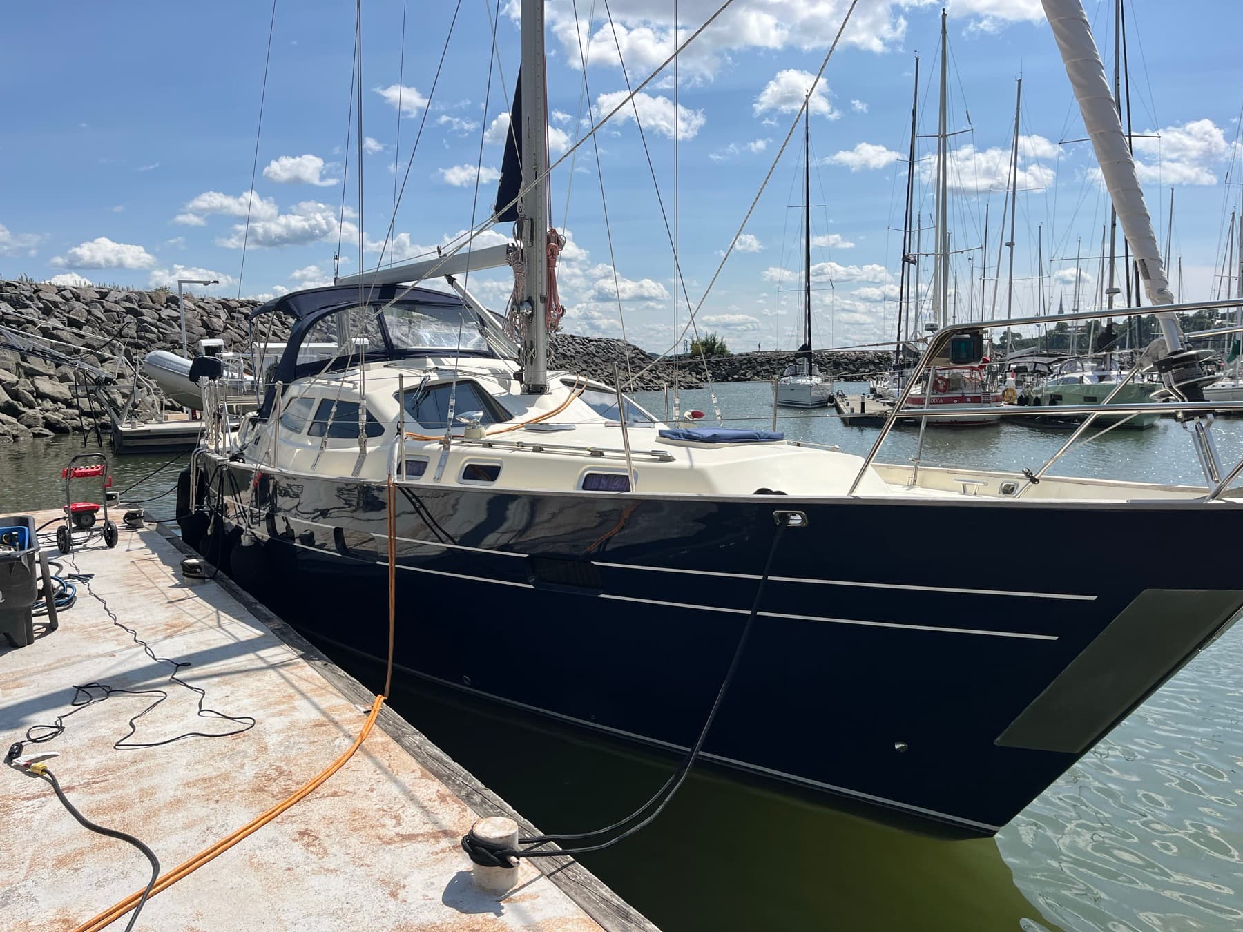 Voilier bleu propre amarré à la marina